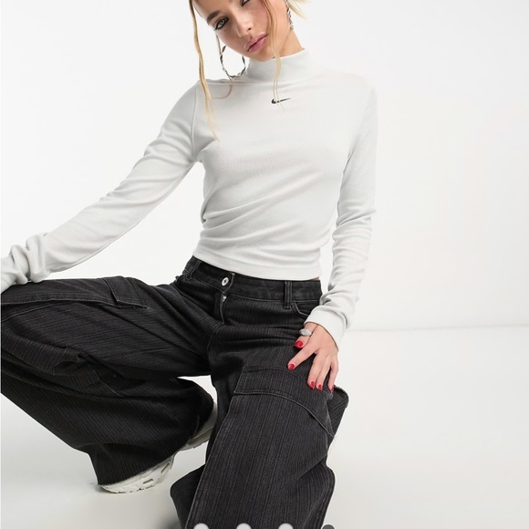 NWT Nike Women's Light Gray Ribbed Long Sleeve Tee Size Medium - Picture 3 of 5